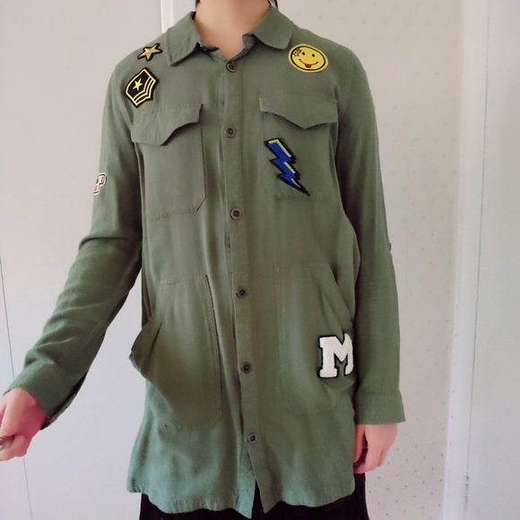 ๐ HOST PICK 2/$35 ๐Love Tree long army green shirt with patches - Picture 4 of 5